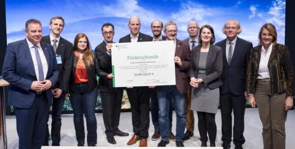 Förderbescheidübergabe in Berlin: Das BMEL fördert die Wiedervernässung von Mooren mit 10,7 Millionen Euro
