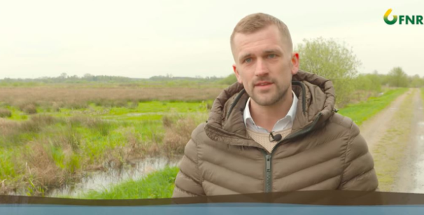 Interviewpartner mit Moorlandschaft im Hintergrund
