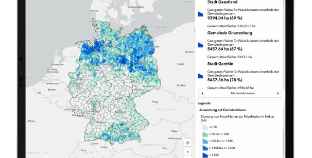 Tabet mit Deutschlandkarte und Moorgebieten markiert